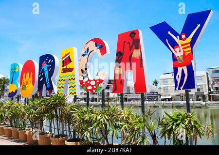 Boracay Island, Aklan, Filippine: Colorato cartello Boracay con immagini di design culturale di fronte al D'Mall Market e al lago Foto Stock