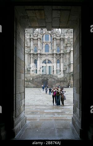 Turisti cinesi che prendono un selfie davanti alla Cattedrale di Santiago de Compostela. Piazza Obradoiro . Galizia, Spagna. Foto Stock