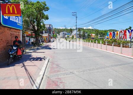 Boracay Island, Aklan, Filippine: La strada principale di fronte al D'Mallt Market è deserta dopo una totale chiusura dell'isola Foto Stock