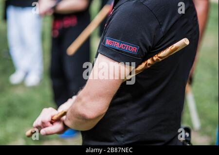 Vista ravvicinata di dettaglio dell'istruttore di escrma arnis filippino con bastone di bambù da combattimento kali Foto Stock