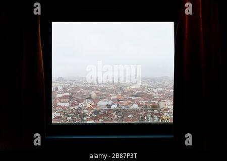 Vista panoramica sui tetti di Madrid centro in una giornata di pioggia. Madrid, Spagna Foto Stock