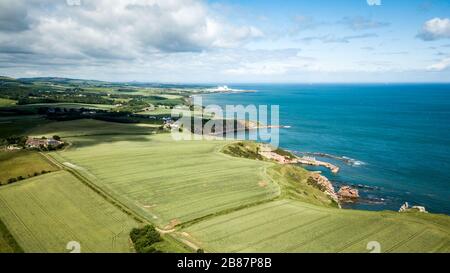 Campagna e costa del Northumberland. Vista aerea del drone del paesaggio nord-est nel Mare del Nord con Lynemouth Power Station visibile. Foto Stock