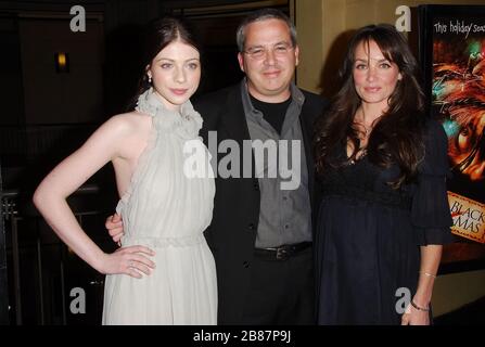 Michelle Trachtenberg, Direttore Glen Morgan e Kristen Cloke alla premiere di Los Angeles del "Natale Nero" che si è tenuta al Mann's Chinese 6 a Hollywood, California. L'evento si è svolto martedì 19 dicembre 2006. Foto di: SBM / PictureLux - riferimento file 33984-9870SBMPLX Foto Stock