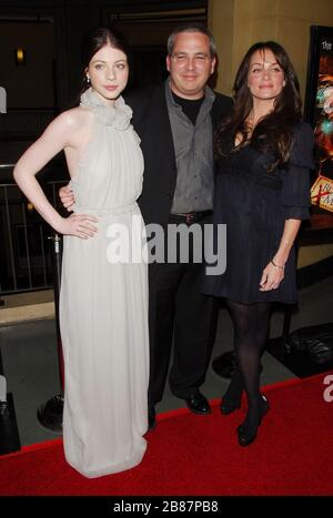 Michelle Trachtenberg, Direttore Glen Morgan e Kristen Cloke alla premiere di Los Angeles del "Natale Nero" che si è tenuta al Mann's Chinese 6 a Hollywood, California. L'evento si è svolto martedì 19 dicembre 2006. Foto di: SBM / PictureLux - riferimento file 33984-9871SBMPLX Foto Stock