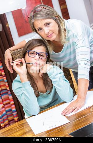 Bella studentessa che prende corsi di matematica sul teorema di Pitagora con l'insegnante medio bionda Foto Stock