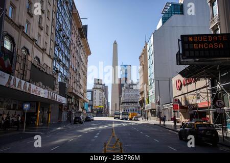 9 de Julio Avenue vuota in quarantena completa a Buenos Aires, Argentina Foto Stock