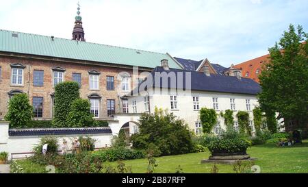 COPENHAGEN, DANIMARCA - 4 LUGLIO 2015: Giardini della Biblioteca reale, Palazzo Christiansborg a Copenhagen, piccola oasi nel cuore della città Foto Stock