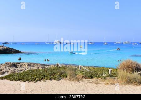 Barche ad ancora nelle acque turchesi al largo di es Calo, Formetera, Spagna Foto Stock