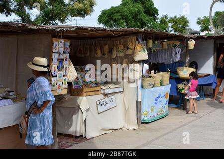 Bancarelle al popolare mercato hippie, El Pilar de la Mola, Formentera, Spagna Foto Stock