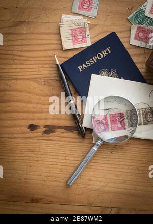 Legno di pino robusto e maschile con scatola in pelle, e altri accessori da uomo per un giorno padri vacanza verticale piatto lay Foto Stock