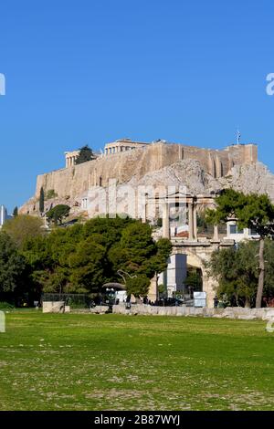 Vista sull'Acropoli dal Tempio di Zeus Olimpio ad Atene, Grecia Foto Stock