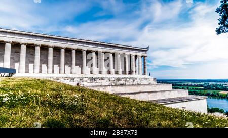 Regensburg 2019. Lunga esposizione di turisti che visitano il tempio neoclassico Walhalla. Commissionato da Ludovico i di Baviera, è ancora appeso al Dan Foto Stock