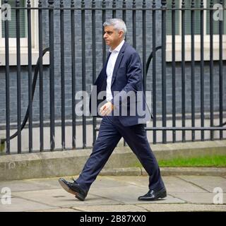 Sadiq Khan (sindaco di Londra) a Downing Street per partecipare ad una riunione al numero 10 riguardante il coronavirus, 19 marzo 2020 Foto Stock