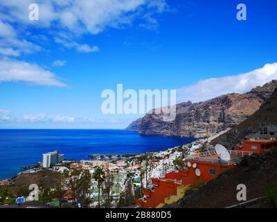 Tenerife, Spagna: Panorama su Los Gigantes Foto Stock