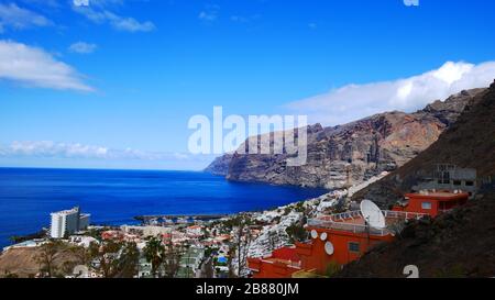 Tenerife, Spagna: Panorama su Los Gigantes Foto Stock