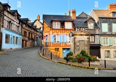 Edifici storici a graticcio nella splendida città di Honfleur, Francia Foto Stock