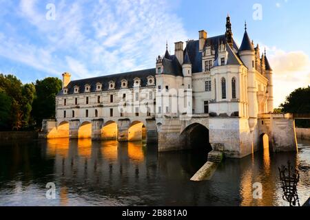 Bellissimo Chateau de Chenonceau al tramonto sul fiume Cher, Valle della Loira, Francia Foto Stock
