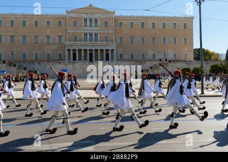 Atene Grecia - 1 marzo 2020: I soldati della guardia presidenziale (Evzones, Tsolias) sfilano per il cambio ufficiale delle guardie che si svolge ogni domenica alle Foto Stock