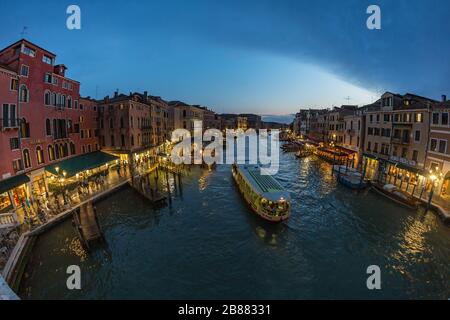 Venezia, ITALIA - 02 agosto 2019: Vista dal Ponte di Rialto a Venezia al tramonto. Canal Grande Veneziano con edifici storici, hotel, boa turistica Foto Stock