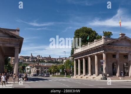 Bergamo, Italia - 06 agosto 2016: Porta Nuova, la vecchia porta della Città bassa con la Città alta vista sullo sfondo Foto Stock