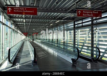 Empty Treadmill North-South Expressway, Fiera di Monaco, Baviera, Germania Foto Stock