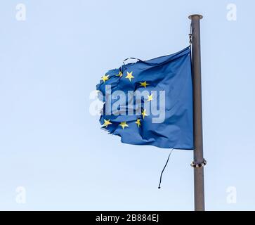 La bandiera europea strappata fluttering nel vento al flagpole, immagine simbolica dell'Europa in crisi, la Germania Foto Stock