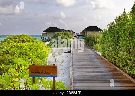 Bungalow sull'acqua, Summer Island, North Male Atoll, Maldive Foto Stock
