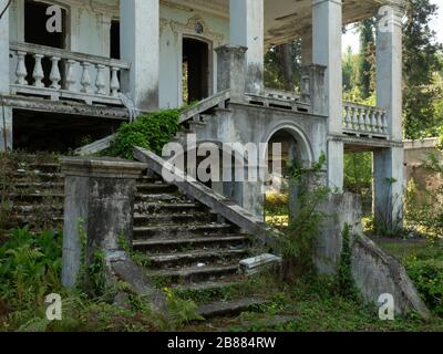 Abbandonata architettura di Soviet Spa in Georgia Foto Stock