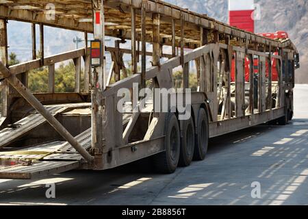 Vista ravvicinata all interno del vecchio, scaricate il trasporto auto carrello arrestato in corrispondenza della stazione di gas. Foto Stock