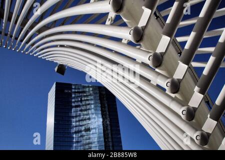 Guardando da sotto la futuristica Bandshell sul Devon Lawn con una vista verso il nuovo edificio BOC nel centro di Oklahoma City. Foto Stock