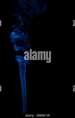 Astratto fumo blu vorticoso su uno sfondo nero. Foto Stock