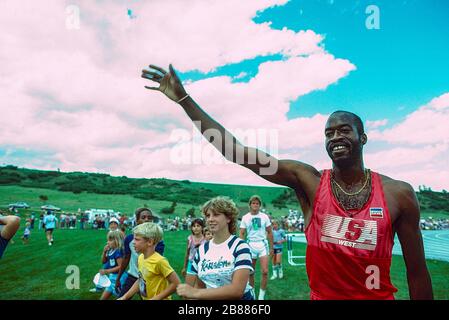 Edwin Moses in competizione nel 1983 al Festival Nazionale dello Sport. Foto Stock