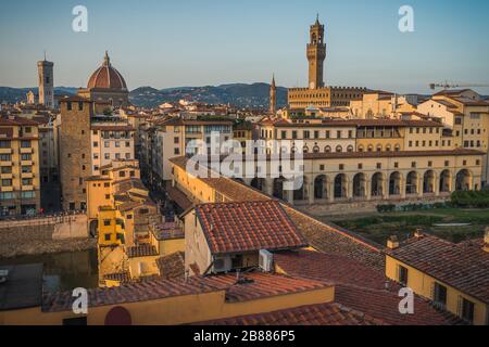 Paesaggio urbano su Ponte Vecchio, il corridoio Vasari, la Cattedrale di Santa Maria del Fiore (Duomo), il municipio di Palazzo Vecchio e il fiume Arno Foto Stock