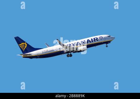 Boeing 737-8AS, compagnia aerea a basso costo a corto-medio raggio twinjet di Ryanair DAC, compagnia aerea irlandese che decollo contro il cielo blu Foto Stock