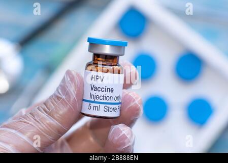 Medici che mostrano vaccino umano del papillomavirus (HPV) Foto Stock