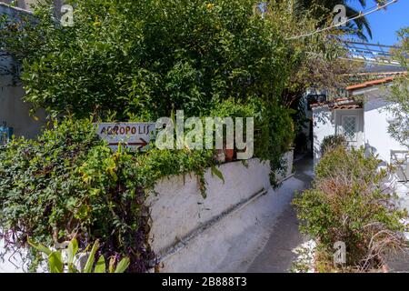 Vicolo nel quartiere di Anafiotika sotto la collina dell'Acropoli, che assomiglia all'isola di ANAFI Foto Stock