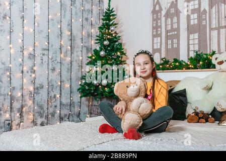 orso abbraccio piccola ragazza alla foto di natale Foto Stock