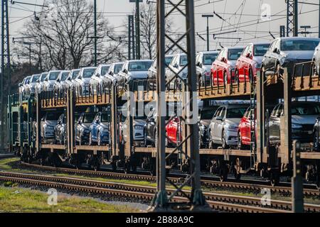 VW factory, Emden, auto nuove, autotrasportatore, treno, treno merci, con veicoli VW, bassa Sassonia, Germania, Foto Stock