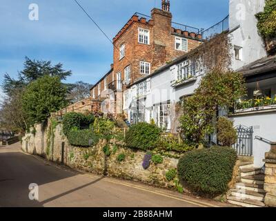 Edifici lungo Waterside in primavera Knaresborough North Yorkshire Inghilterra Foto Stock