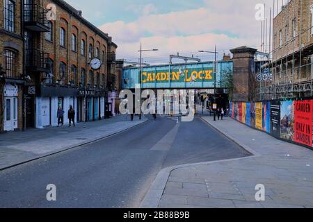 Camden Lock, Londra, Inghilterra - 20 marzo 2020: Gli amanti dello shopping e del turismo si allontanano da Camden a causa dell'epidemia di Coronavirus Foto Stock