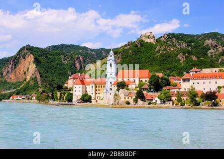 Villaggio di Durnstein lungo il Danubio, Valle di Wachau, Austria Foto Stock