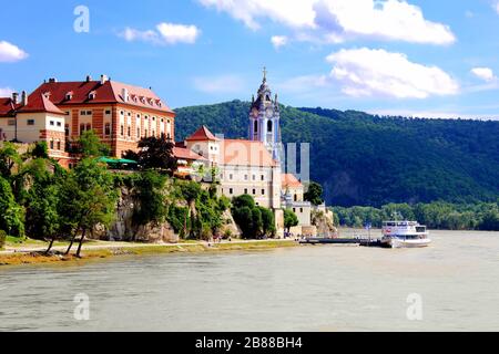 Villaggio di Durnstein lungo il Danubio, Valle di Wachau, Austria Foto Stock