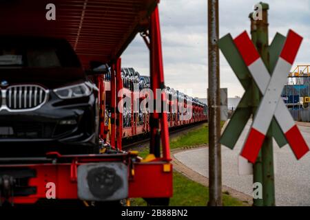 BMW nuove automobili, su automobili di trasporto, nel porto di Cuxhaven, sono spedite da qui in Gran Bretagna e Scandinavia, Cuxhaven, bassa Sassonia, Germania, Foto Stock