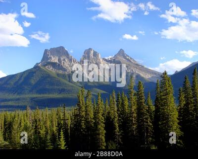 Tre Suore montagne Cime vicino Canmore, Alberta, Canada Foto Stock