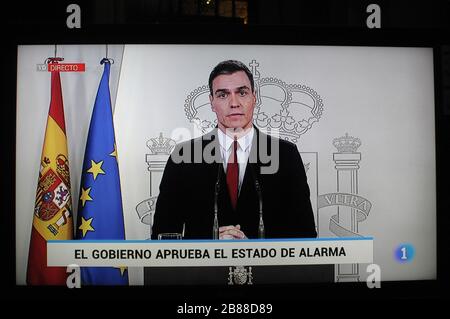 Il Presidente dello Stato spagnolo, Pedro Sanchez trasmette ai cittadini per televisione lo stato dell'allarme in Spagna a causa del rischio di infezione Foto Stock