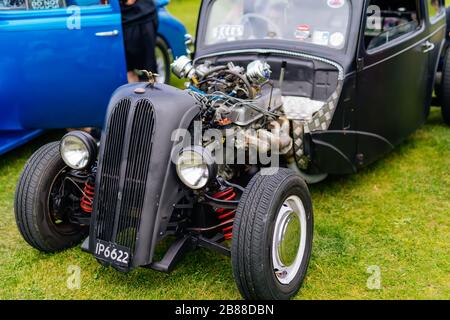 Bray, Irlanda, giugno 2018, spettacolo del Bray Vintage Car Club, esposizione all'aperto di auto retrò. Ben curato nero Hot Rod Ford dal 1932 con cappuccio aperto Foto Stock