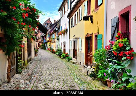 Strada pittoresca nella città di Eguisheim, Alsazia, Francia Foto Stock
