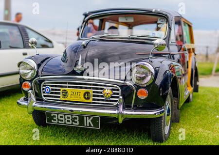 Bray, Irlanda, giugno 2018, spettacolo del Bray Vintage Car Club, esposizione all'aperto di auto retrò. Vista frontale sul nero Mini Morris 1000 Traveller dagli anni '60 Foto Stock