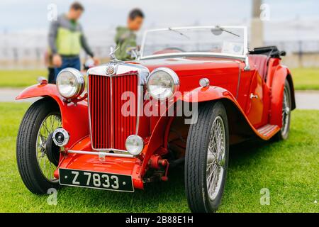 Bray, Irlanda, giugno 2018, spettacolo del Bray Vintage Car Club, esposizione all'aperto di auto retrò. Vista frontale su mg TF Roadster rosso dagli anni '50 Foto Stock