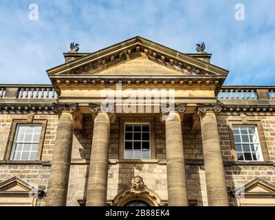 Portico con due paia di colonne ioniche a Conyngham Hall Knaresborough North Yorkshire England Foto Stock